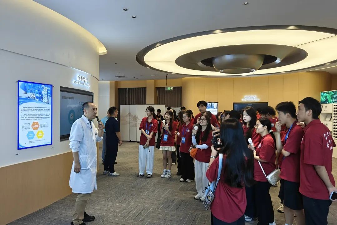 厦门华侨大学师生研学团赴乌镇智能医院旅行学习-新闻动态|健培科技
